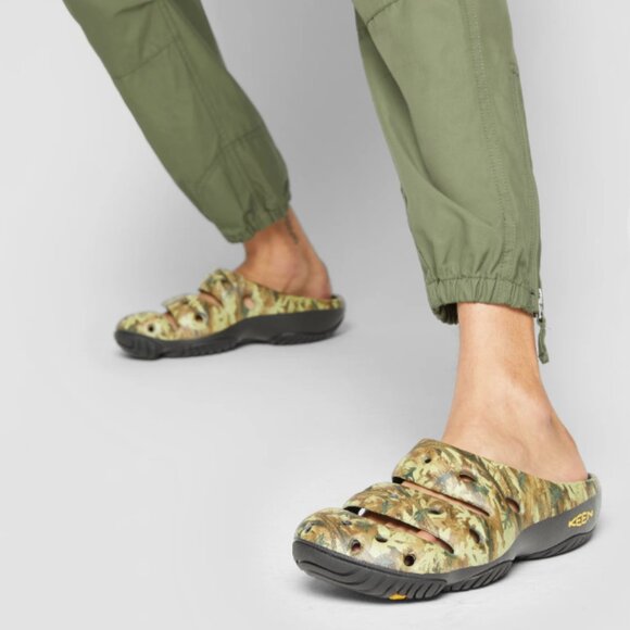 KEEN Yogui Slip on Lightweight Clogs - Picture 1 of 4